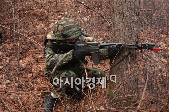훈련장 곳곳에 배치된 관찰통제관은 장병들이 좌표를 설정하고 포 지원요청을 하면 그 좌표에 현실감을 더하기 위해 공중폭발 섬광모의탄을 던진다