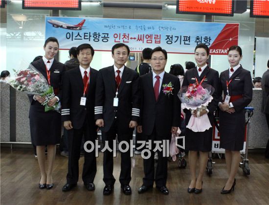 박수전 이스타항공 대표(좌측 네번째) 와 운항승무원들이 인천~씨엠립 정기편 취항을 기념하는 행사를 갖고 있다.