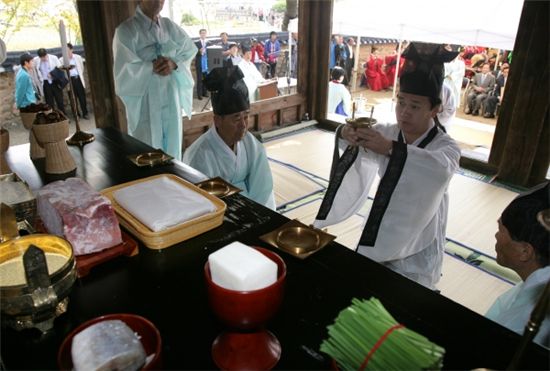 '동춘당 문화제' 때 열리는 숭모제례 모습