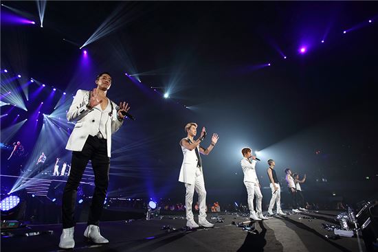 '日 열도를 강타했다'… 신화, 2만여 팬과 함께한 '뜨거운 호흡'