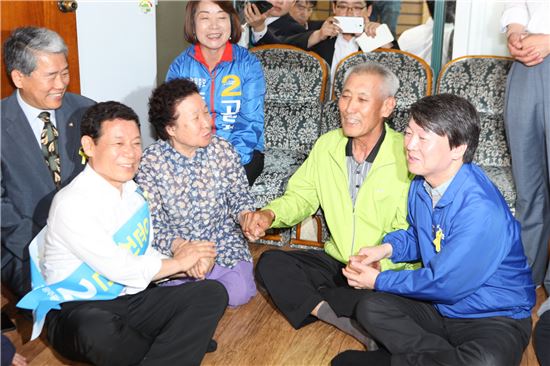 안철수 새정치민주연합 공동대표(오른)와 윤장현 광주시장 후보(왼쪽 두번째)가 광주 시내 한 경로당을 찾고 지지를 호소하고 있다.