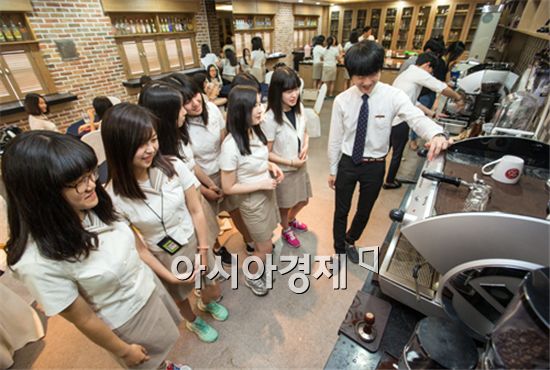 "2학년 300여명을 대상, 20여개 직업체험 학과탐방 실시"
" 바리스타, 패션디자이너, 항공승무원 다양한 직업군체험"
호남대학교 IT스퀘어(단장 정영기)는 18일 순천강남여고(교장 김종흡) 2학년 320여명을 초청해 ‘진로직업 학과체험’을 실시했다.
이번 학과체험은 강남여고 2학년 300여명을 대상으로 실시되었으며, 학생들은 바리스타, 패션디자이너, 항공승무원 등 다양한 직업군을 체험하며 커피제조와 승무원 인사법, 프린팅 티셔츠 제작 등을 체험했다.
또 ‘학과탐방’을 통해 신문방송학과, 상담심리학과, 작업치료학과, 언어치료하고가, 경영학과, 치위생학과, 식품영양학과, 미디어영상공연학과, 호텔경영학과, 행정학과, 컴퓨터공학과, 응급구조학과 등 12개 학과 중 희망 학과를 선택하여 다양하고 실질적인 진로직업 체험 교육의 시간을 가졌다.
한편 학과탐방을 마친 학생들은 IT스퀘어를 방문하여 현장견학을 하며 IT관련 학습과 재생 에너지관, 슈미랜드 등 전시관을 둘러보며 다양한 체험을 했다.
이날 체험을 통해 학생들은 희망하는 학과에 실질적인 입학정보, 학과안내, 전공체험, 진로 직업과 관련된 정보를 얻고 배우는 시간을 가졌다.