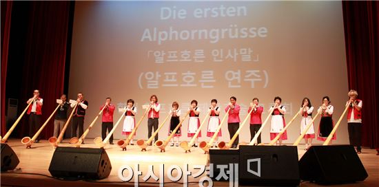 제1회 곡성 월드요들데이 국제음악회가 국내외 11개팀의 요들단이 참여한 가운데 지난 8월 8일 (곡성문화센터 동악아트홀)과 8월 9일 (섬진강도깨비마을) 이틀간에 걸쳐 성황리에 개최됐다.