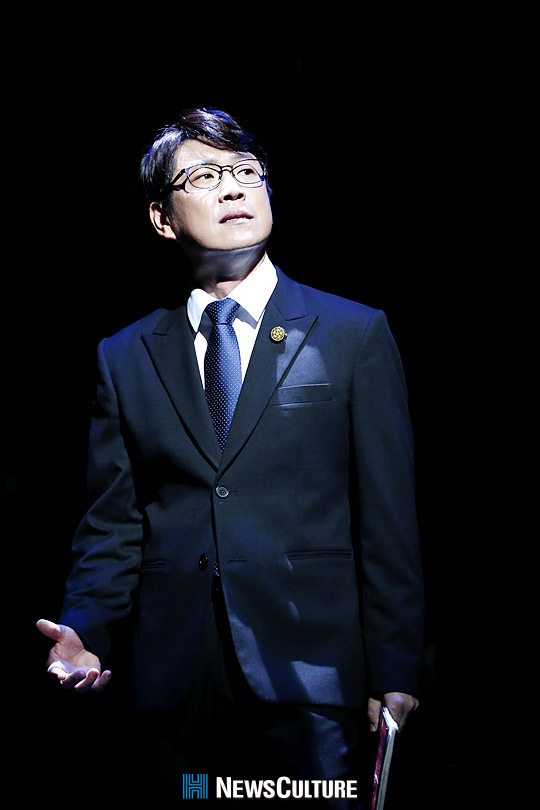 ▲ 뮤지컬 ‘그날들(연출 장유정)’ 공연장면 중 정학(민영기 분)이 그 날을 떠올리며 슬퍼하고 있다.(뉴스컬처) ©박남희 기자