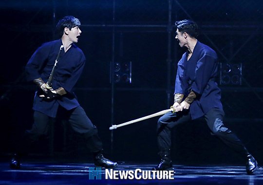 ▲ 뮤지컬 ‘그날들(연출 장유정)’ 공연장면 중 정학(왼쪽 이건명 분)과 무영(오종혁 분)이 검술연습을 하고 있다.(뉴스컬처) ©박남희 기자