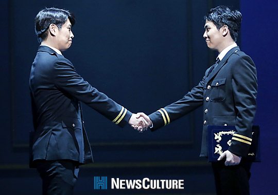 ▲ 뮤지컬 ‘그날들(연출 장유정)’ 공연장면 중 정학(왼쪽 민영기 분)과 무영(이홍기 분)이 악수하고 있다.(뉴스컬처) ©박남희 기자
