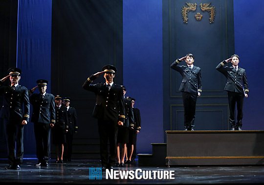 ▲ 뮤지컬 ‘그날들(연출 장유정)’ 공연장면 중 경호원들이 다 함께 경례하고 있다.(뉴스컬처) ©박남희 기자
