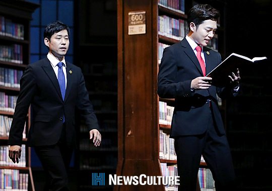 ▲ 뮤지컬 ‘그날들(연출 장유정)’ 공연장면 중 무영(앞쪽 손승원 분)이 정학(유준상 분)의 악보를 뺏어 보고 있다.(뉴스컬처) ©박남희 기자