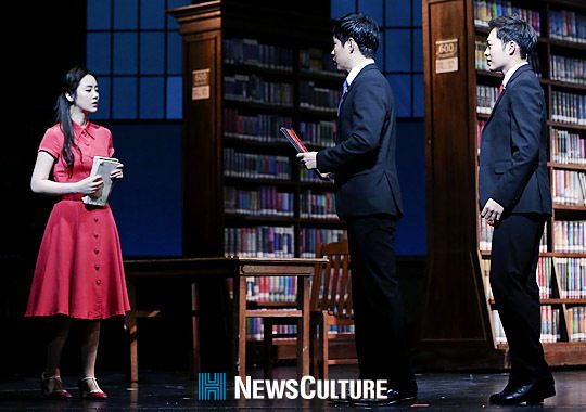 ▲ 뮤지컬 ‘그날들(연출 장유정)’ 공연장면 중 두 사람이 그녀(왼쪽 신고은 분)의 등장에 당황하고 있다.(뉴스컬처) ©박남희 기자