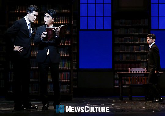 ▲ 뮤지컬 ‘그날들(연출 장유정)’ 공연장면 중 상구(가운데 박정표 분)가 중요한 증거를 발견하고 놀라고 있다.(뉴스컬처) ©박남희 기자