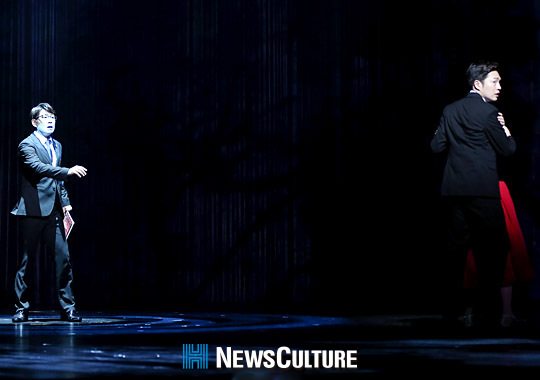 ▲ 뮤지컬 ‘그날들(연출 장유정)’ 공연장면 중 정학(왼쪽 민영기 분)이 과거의 두 사람을 바라보고 있다.(뉴스컬처) ©박남희 기자