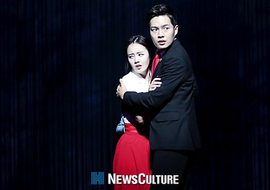 ▲ 뮤지컬 ‘그날들(연출 장유정)’ 공연장면 중 그녀(왼쪽 신고은 분)와 무영(손승원 분)이 주변을 경계하고 있다.(뉴스컬처) ©박남희 기자