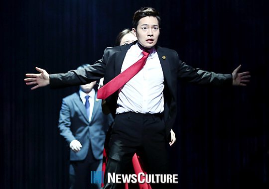 ▲ 뮤지컬 ‘그날들(연출 장유정)’ 공연장면 중 무영(손승원 분)이 그녀를 지키기 위해 앞을 막아서고 있다.(뉴스컬처) ©박남희 기자