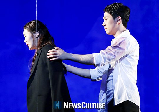 ▲ 뮤지컬 ‘그날들(연출 장유정)’ 공연장면 중 무영(오른쪽 이홍기 분)이 그녀(신고은 분)를 떠나보내고 있다.(뉴스컬처) ©박남희 기자