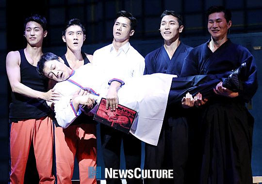 ▲ 뮤지컬 ‘그날들(연출 장유정)’ 공연장면 중 운영관(가운데 이정열 분)이 잠든 척을 하고 있다.(뉴스컬처) ©박남희 기자