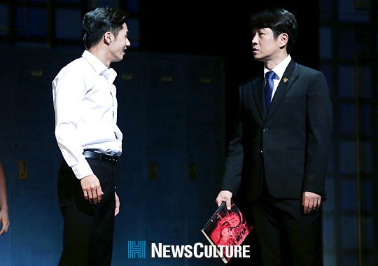 ▲ 뮤지컬 ‘그날들(연출 장유정)’ 공연장면 중 정학(오른쪽 민영기 분)이 무영(오종혁 분)을 나무라고 있다.(뉴스컬처) ©박남희 기자