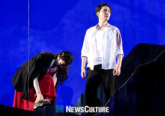 ▲ 뮤지컬 ‘그날들(연출 장유정)’ 공연장면 중 그녀(왼쪽 신고은 분)가 무영(이홍기 분)이 준 신발을 벗으려 하고 있다.(뉴스컬처) ©박남희 기자