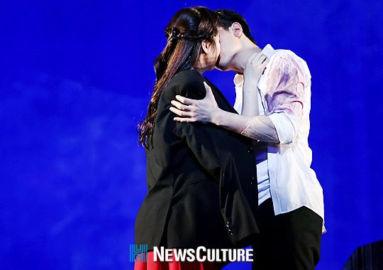 ▲ 뮤지컬 ‘그날들(연출 장유정)’ 공연장면 중 무영(오른쪽 이홍기 분)이 그녀(신고은 분)에게 입을 맞추고 있다.(뉴스컬처) ©박남희 기자