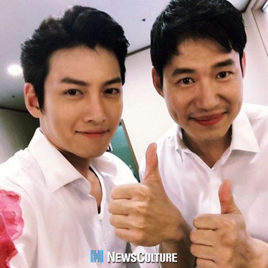 ▲ 배우 지창욱이 뮤지컬 '그날들' 공연을 앞두고 선배 유준상과 인증샷을 찍었다. © 사진=지창욱 SNS