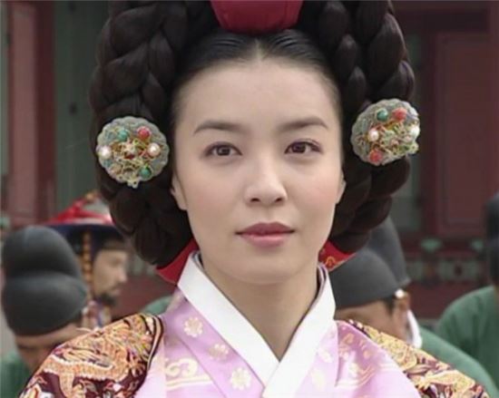 2002년-2003년 KBS2 드라마 '장희빈'에 등장한 인현왕후(박선영 역)