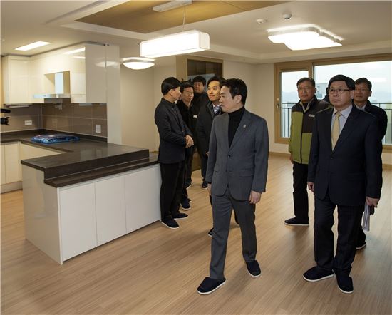 남경필 경기도지사가 '아파트 품질검수단'과 함께 현장 점검을 하고 있다.