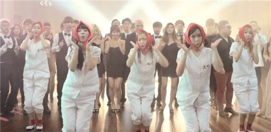 크레용팝 '어이' 뮤직비디오 중에서.(출처=유튜브). 최근 멤버인 소율이 문희준과 결혼하면서 해체설이 나돌기도 했으나 소속사에선 남은 멤버들로 활동을 계속하겠다는 입장을 보이고 있는 상황이다.