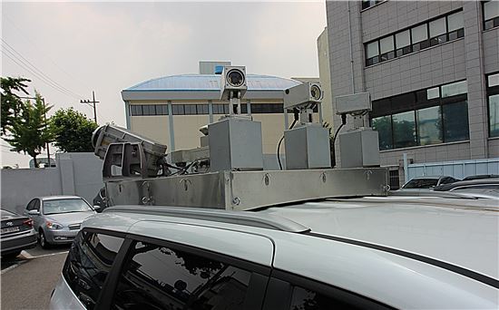 모바일매핑시스템(MMS)이 장착된 차량의 모습. 라이다(LiDAR) 장비가 1초에 100만개의 레이저를 쏴 도로의 지형지물 데이터를 획득한다.