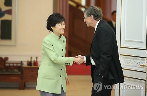 지난 2013년 4월 방한한 빌 게이츠 마이크로소프트 이사회 의장이 주머니에 손을 넣은 상태로 박근혜 대통령과 악수하고 있다.