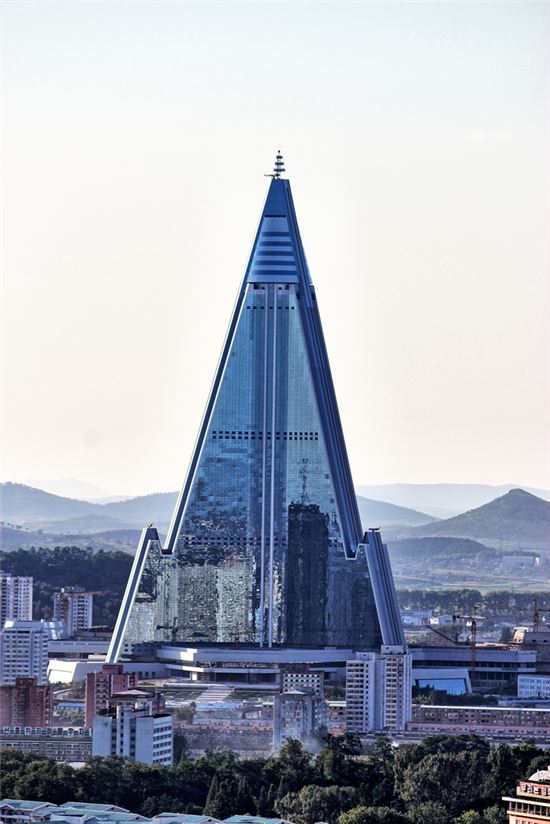 아시아 최고층 건물을 목표로 착공된 북한의 류경호텔은 1990년대 북한의 경제난과 맞물려 몇차례의 공사재개와 중단을 반복한 끝에 현재 외관은 완성됐으나 내부공사는 진전 없이 방치 중인 것으로 알려졌다. 사진 = skyscrapercity