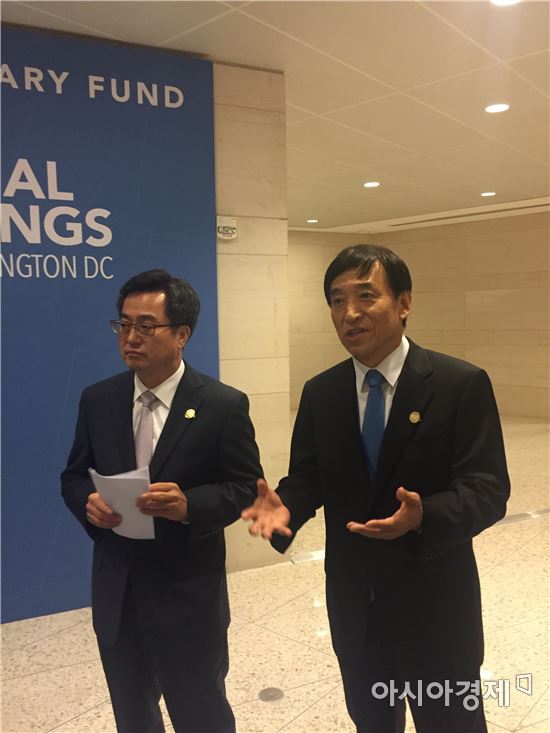 김동연 경제부총리 겸 기획재정부 장관(왼쪽)과 이주열 한국은행 총재(오른쪽)는 12일(현지시간) 미국 워싱턴 D.C.에서 기자간담회를 갖고 "한-중 통화스와프의 만기를 연장하기로 했다"고 밝혔다.