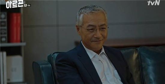 요즘 개봉 영화에 안 나오면 이상한 남자