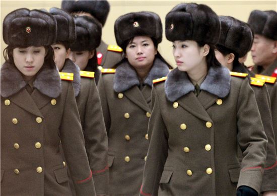 북한 역시 정찰총국 주도로 암살전문 미인계 요원 조직 ‘모란꽃소대’를 운영하며 정보수집에 나서고 있다. 사진은 현송월 단장이 이끄는 모란봉악단의 모습. 사진 = 연합뉴스