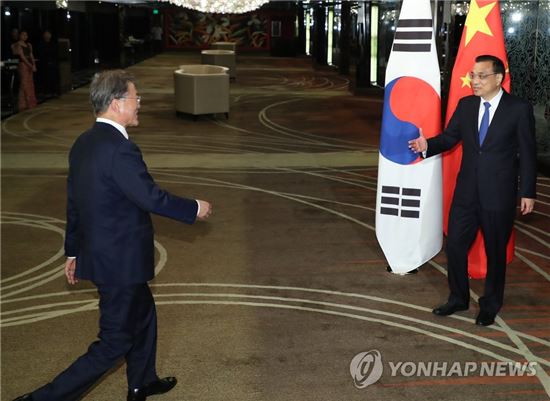 문재인 대통령이 13일 오후 필리핀 마닐라 소피텔 호텔에서 리커창 중국 총리와 만나고 있다. 사진=마닐라=연합뉴스