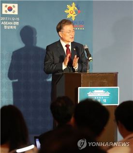 필리핀을 방문 중인 문재인 대통령이 14일 오후(현지시간) 마닐라 젠호텔에 마련된 한국기자단 프레스센터를 방문해 아시아태평양경제협력체(APEC), 아세안 정상회담 등 동남아 순방 성과에 대해 브리핑을 한 뒤 박수를 치면서 마무리 하고 있다. 사진/마닐라=연합뉴스