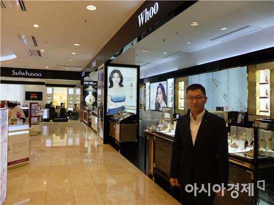 황경호 롯데백화점 베트남사업부문장이 롯데백화점 호찌민점 1층 한국 화장품 브랜드 매장 앞에서 사진 포즈를 취하고 있다.(사진=오종탁 기자)