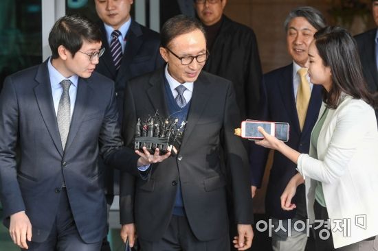 돌아온 MB…취재진 질문에 미소만