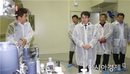 이재영 전라남도지사 권한대행이 15일 오후 녹색축산 6차 산업화 현장인 구례군 산동면 지리산치즈랜드 영농조합법인을 방문, 박종현씨 안내로 치즈 생산시설을 둘러보고 있다. 사진제공=전남도