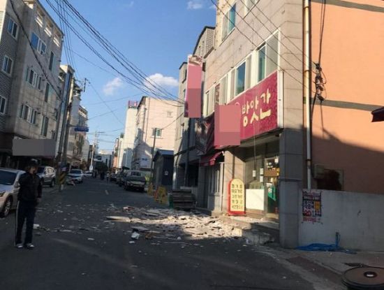 지진에 부서진 포항 시내 건물 외벽 15일 오후 경북 포항시 한 건물 외벽이 지진 충격으로 부서져 있다. 기상청은 이날 오후 2시 29분께 경북 포항시 북구 북쪽 6㎞ 지점에서 규모 5.5 지진이 발생했다고 밝혔다. <연합뉴스>