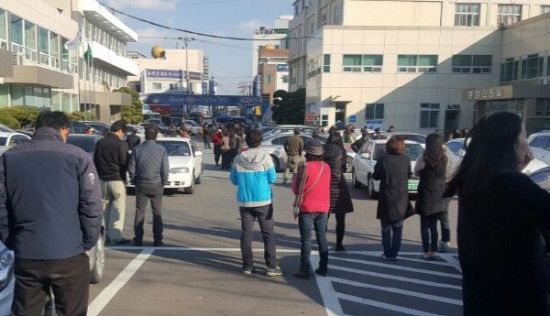 지진에 놀라 밖으로 대피한 포항 시민들 긴급 대피한 포항 시민들이 포항 북구청 인근에 몰려 나와 있다. <연합뉴스>