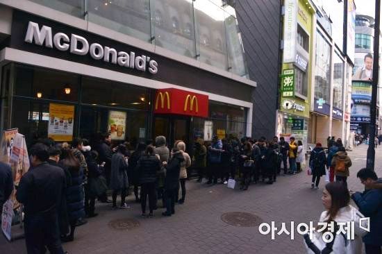 1일 오후 서울 중구 맥도날드 명동점 앞에 시민들이 줄지어 서있다. 이날 맥도날드는 카카오프렌즈 한정판 판매 이벤트를 개최했다.