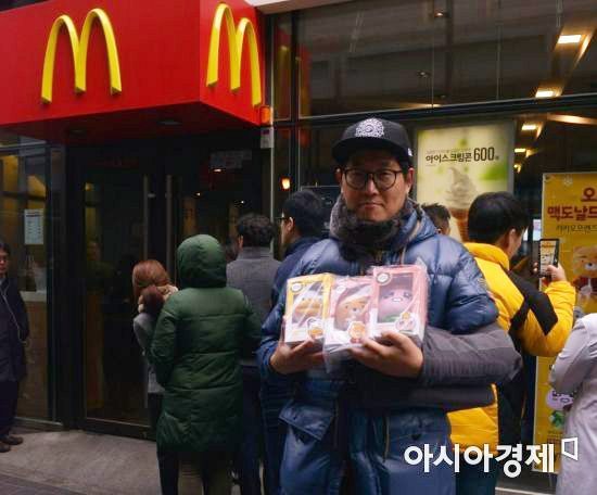 서울 중구 맥도날드 명동점 카카오프렌즈 한정판 이벤트의 첫 번째 손님 전원식 씨(48)가 인형을 들고 있다.