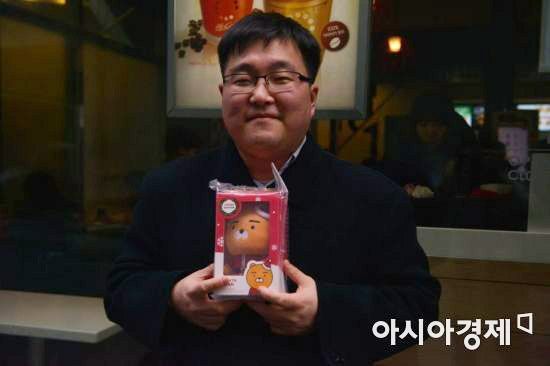 이벤트 마지막 50번째 손님 이혁(40) 씨가 자신이 좋아하는 라이언을 들고 미소를 짓고 있다.