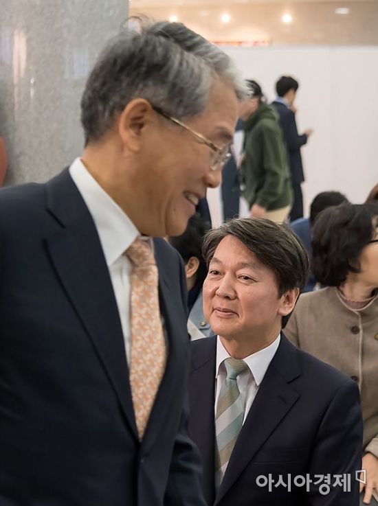 김동철 국민의당 원내대표가 6일 국회에서 열린 '김대중 전 대통령 노벨평화상 기념전시회'에 참석, 안철수 대표를 지나치고 있다./윤동주 기자 doso7@