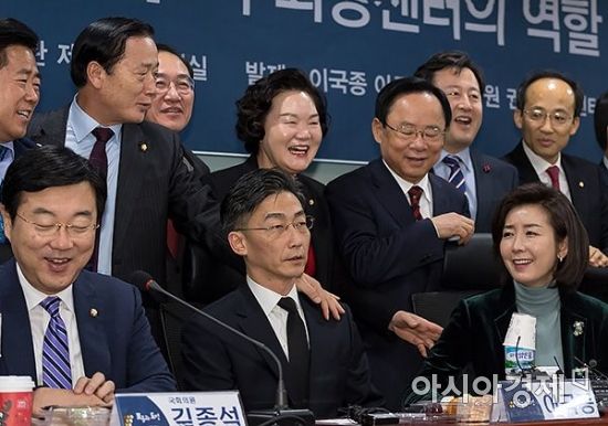 7일 국회에서 열린 이국종 아주대 교수 초청 '외상센터 정책간담회'에 참석한 의원들이 이 교수와 사진을 찍고 있다./사진=아시아경제DB