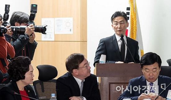 이국종 "닥터헬기에 무전기가 7년째 안달리고 있다"…외상센터 개선 호소