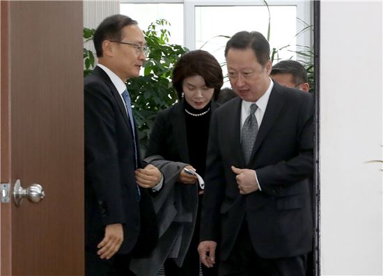 박용만 대한상의 회장(오른쪽)은 7일 국회에서 홍영표 환노위장과 만나 최저임금 인상과 근로시간 단축에 대한 조속한 입법을 요청했다.(사진=연합뉴스)
