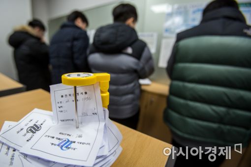 5일 경기도 안성시 메가CST경찰기숙학원에서 학원생들이 콜렉트콜 전화로 통화를 하고 있다. 학생들은 기숙생활 기간동안 휴대폰은 소지할 수 없으며, 전화통화 시간과 횟수도 정해져있다./강진형 기자aymsdream@
