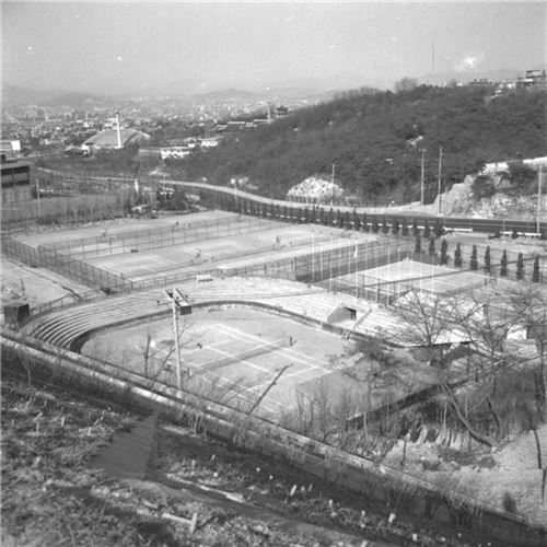 1973년 남산쪽에서 촬영한 장충동 테니스장 일대 전경(자료:서울시)