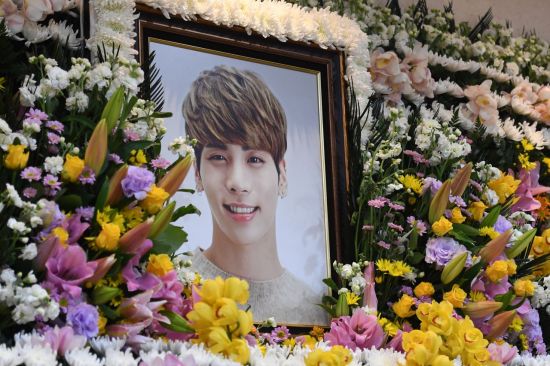 그룹 샤이니 종현의 빈소가 19일 오전 서울 아산병원 장례식장에 마련됐다. 발인은 21일이다. 일반인 조문은 같은 병원 장례식장 지하 1층 3호실을 통해 가능. 사진공동취재단=연합뉴스