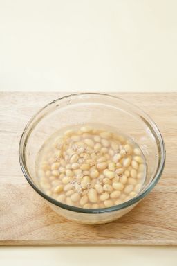 1. 흰콩은 벌레 먹은 것이나 잡티를 골라내고 씻어 찬물에 하룻밤 정도 불린다.
